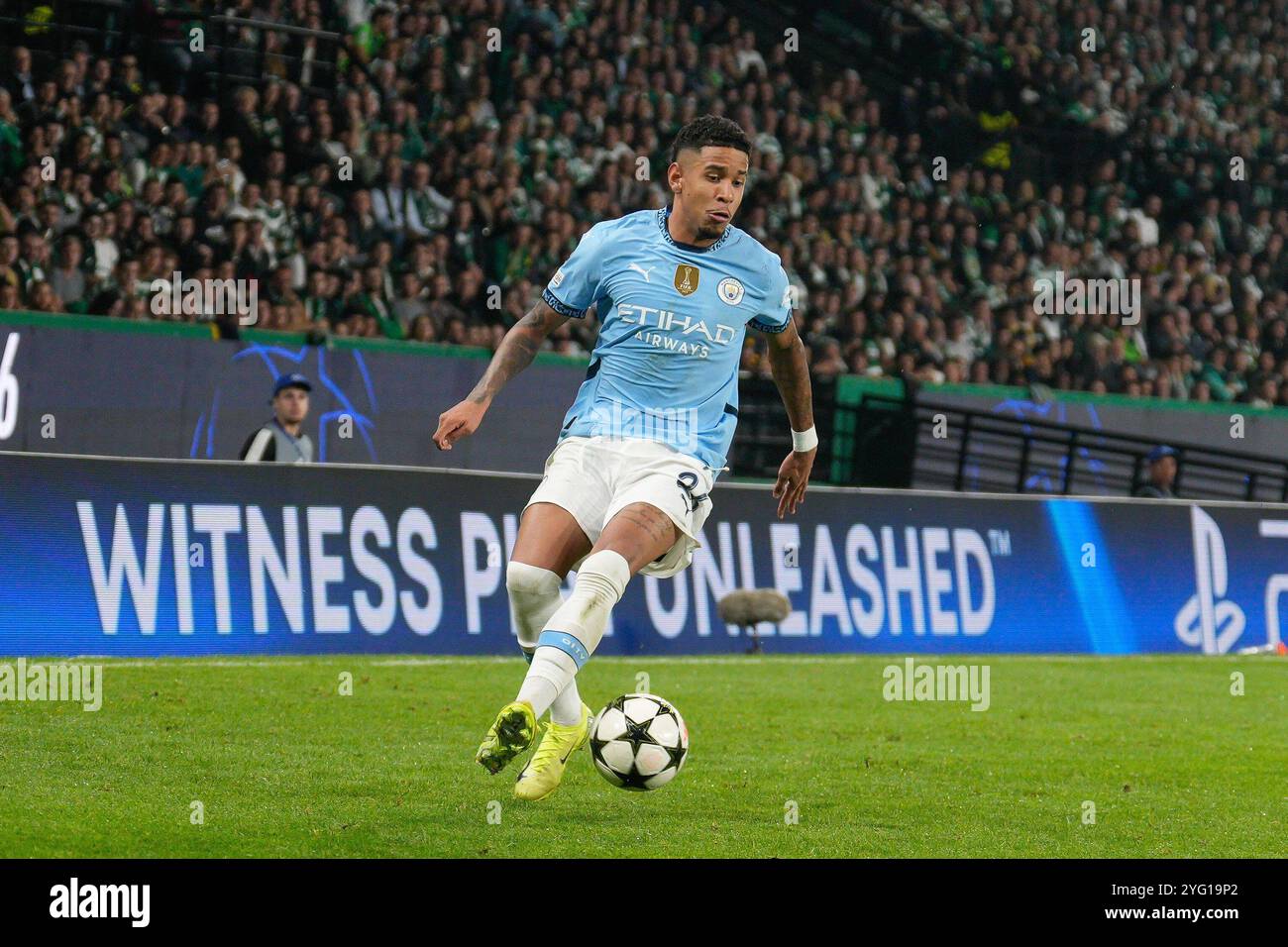 Lissabon, Portugal. November 2024. Savio Moreira de Oliveira (Savinho) vom Manchester City FC im Einsatz während der UEFA Champions League, der Liga-Phase, des 4. Spieltages zwischen Sporting CP und Manchester City FC im Estadio Jose Alvalade. Endergebnis; Sporting 4:1 man City Credit: SOPA Images Limited/Alamy Live News Stockfoto