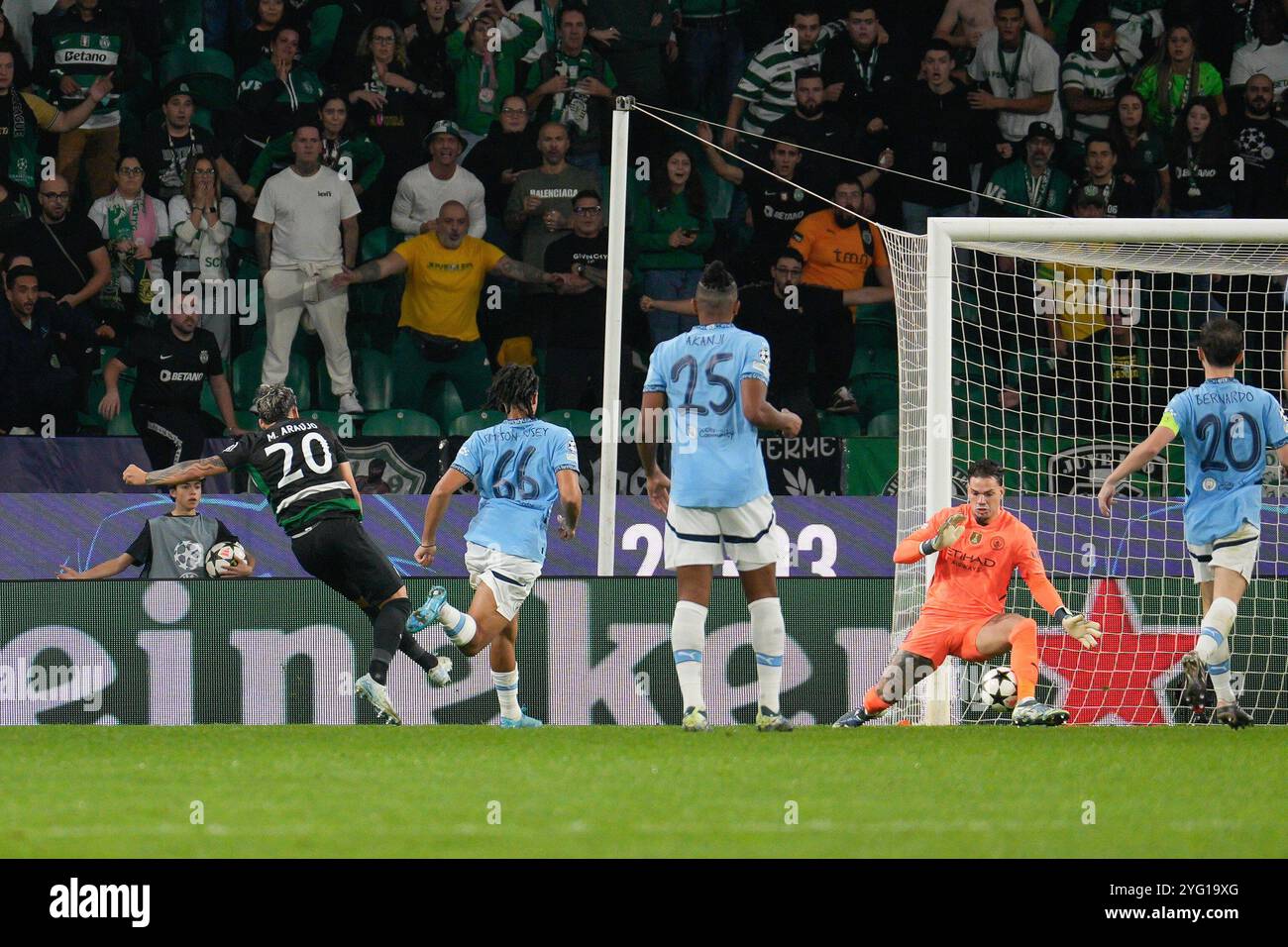 Lissabon, Portugal. November 2024. Maximiliano Araujo vom Sporting CP (L), Jahmai Simpson-Pusey vom Manchester City FC (L2), Manuel Akanji vom Manchester City FC (C), Ederson Moraes vom Manchester City FC (R2) und Bernardo Silva vom Manchester City FC (R) im Einsatz während der UEFA Champions League, der Liga-Phase, am 4. Spieltag zwischen Sporting CP und Manchester City FC im Estadio Jose Alvalade. Endergebnis; Sporting 4:1 man City Credit: SOPA Images Limited/Alamy Live News Stockfoto