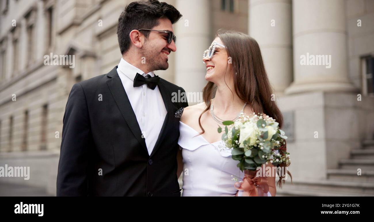 Hochzeit, Mode und Paar in der Stadt für Liebe bei Hochzeitszeremonie, Feier und Veranstaltung. Romantik, Zuneigung und Mann und Frau mit Stil für Stockfoto