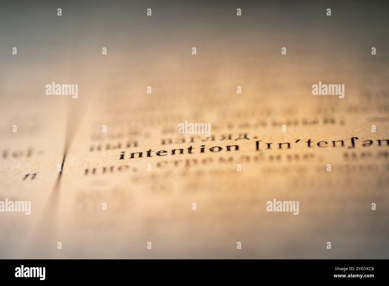 Konzentrieren Sie sich auf das Intention-Wort, das im Vintage-Wörterbuch gedruckt wird Stockfoto
