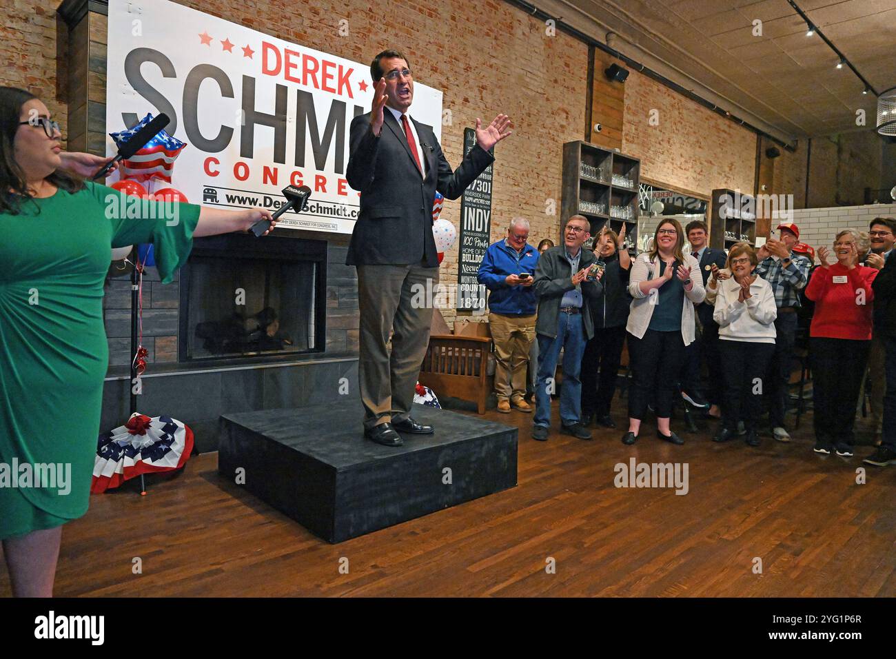 UNABHÄNGIGKEIT, KANSAS, USA - 5. NOVEMBER 2024 Derek Schmidt, Kandidat der republikanischen Partei für den 2. Wahlbezirk Kansas, feiert mit Freunden und Unterstützern, nachdem die Ergebnisse zeigen, dass er die Wahl gewonnen hat Stockfoto