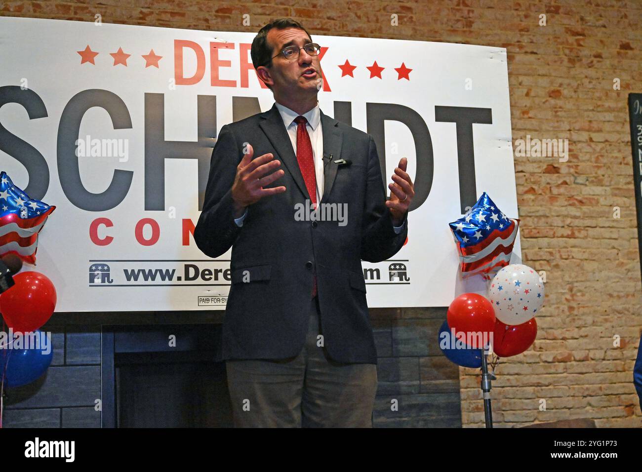 UNABHÄNGIGKEIT, KANSAS, USA - 5. NOVEMBER 2024 Derek Schmidt, republikanischer Parteikandidat für den 2. Wahlbezirk in Kansas, spricht mit Freunden und Unterstützern, nachdem die Ergebnisse zeigen, dass er die Wahl gewonnen hat Stockfoto