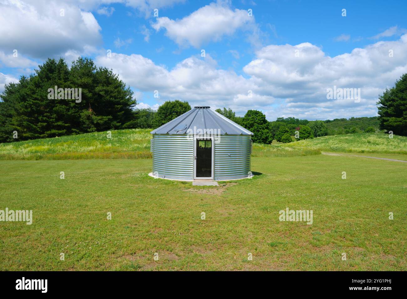 Die standortspezifische Umweltstation von Mark Dion. Aus einem wiederverwendbaren Wasserbehälter. Im Storm King Art Center in New Windsor, New York. Stockfoto