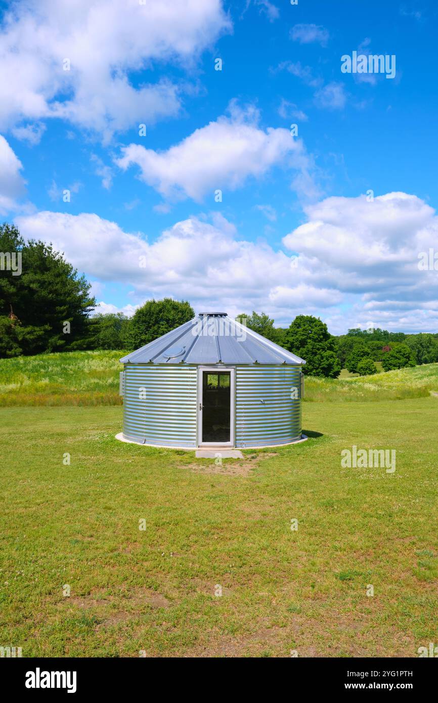 Die standortspezifische Umweltstation von Mark Dion. Aus einem wiederverwendbaren Wasserbehälter. Im Storm King Art Center in New Windsor, New York. Stockfoto