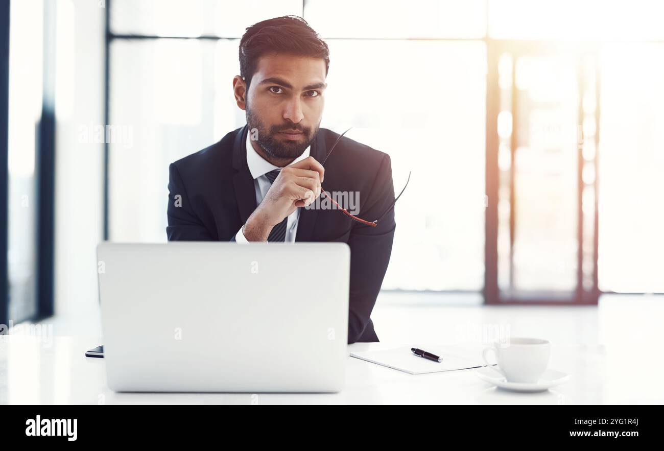 Geschäftsmann, Serious und Portrait mit Laptop im Büro für Fallrecherche, Verwaltung und Vertragsüberprüfung. Professionell, Anwalt und stolz auf die Kanzlei Stockfoto