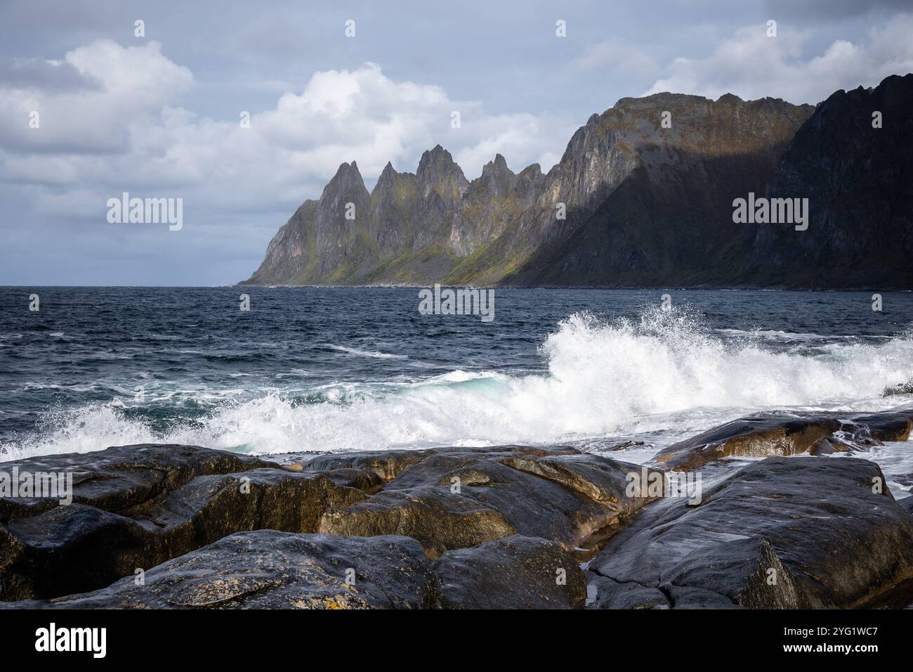 Ozeanwellen brechen am felsigen Tungeneset-Strand, Senja, Norwegen. Saisonale Landschaft Skandinaviens. Stockfoto