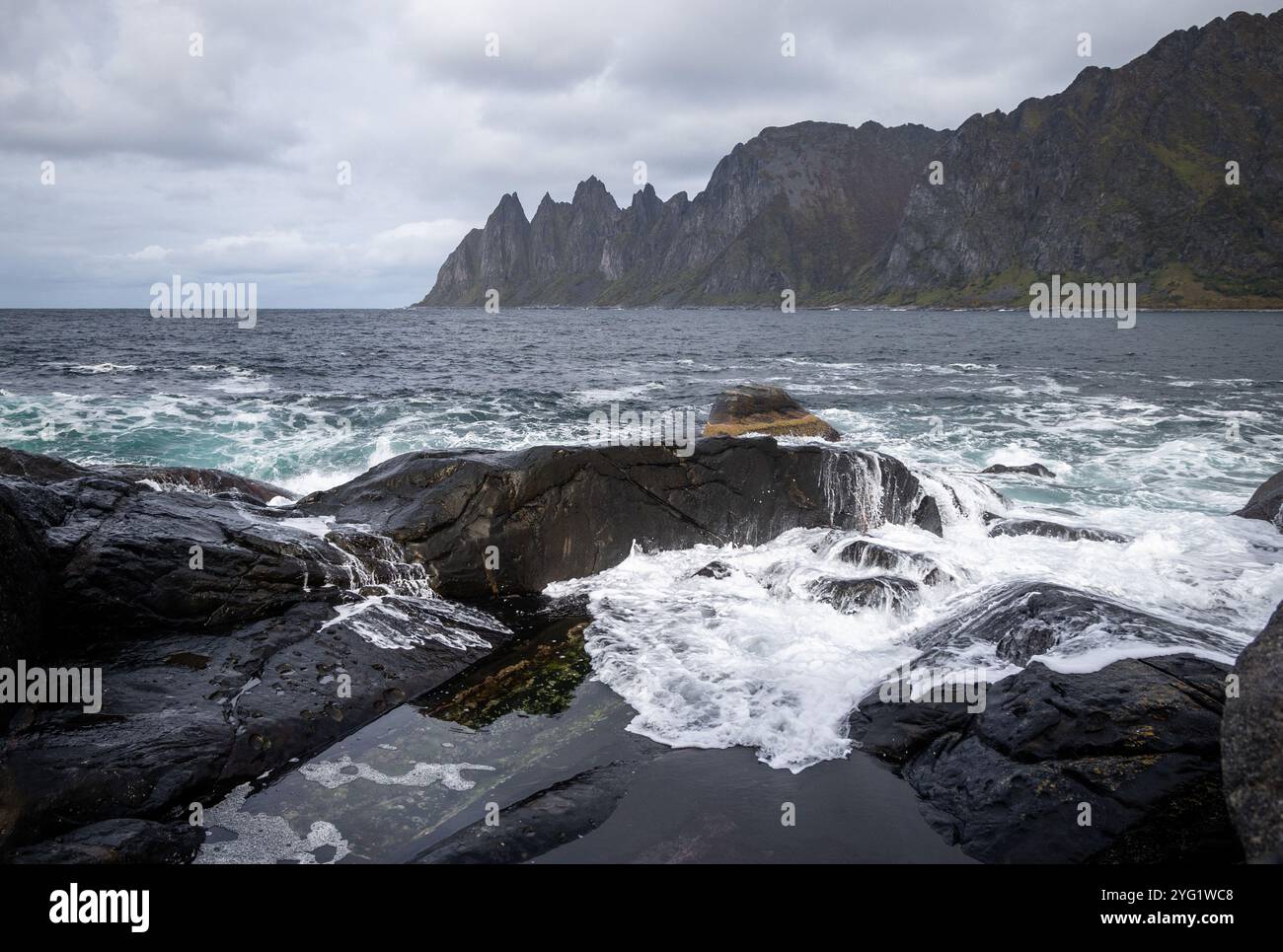 Ozeanwellen brechen am felsigen Tungeneset-Strand, Senja, Norwegen. Saisonale Landschaft Skandinaviens. Stockfoto