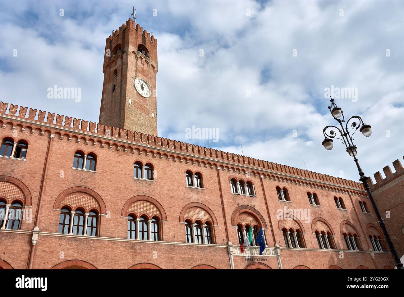 Das Rathaus mit seinem berühmten Uhrenturm befindet sich im Herzen von Treviso, Veneto, Italien. Das Rathaus (Palazzo dei Trecento) steht als Histo Stockfoto