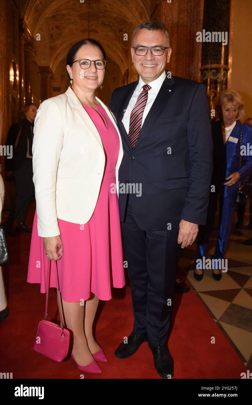 Renate Dr. Florian Herrmann, Leiter der Staatskanzlei und Staatsminister für Bundesangelegenheiten und Medien München 05.11.2024 Residenz Kaisersaal Silbertee Benefiz Deutsch Amerikanischer Frauenclub München *** Renate Dr. Florian Herrmann, Leiterin der Staatskanzlei und Staatsminister für Bundesangelegenheiten und Medien München 05 11 2024 Residence Kaisersaal Silver Tea Benefiz German American Women's Club München München Stockfoto