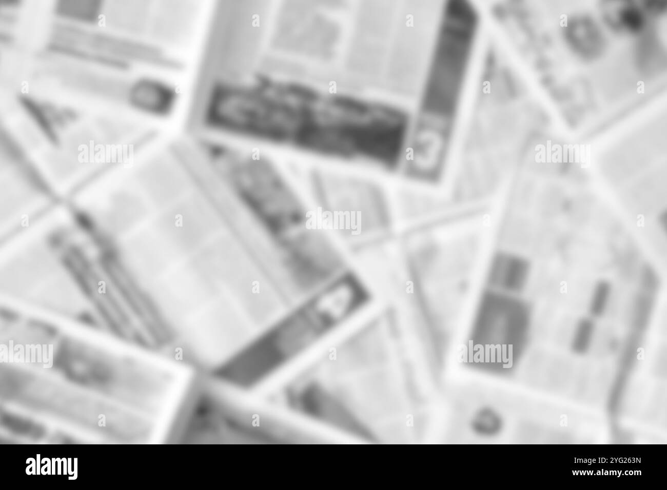 Viele alte Zeitungen auf horizontaler Fläche. Hintergrundstruktur, Draufsicht, unscharf Stockfoto