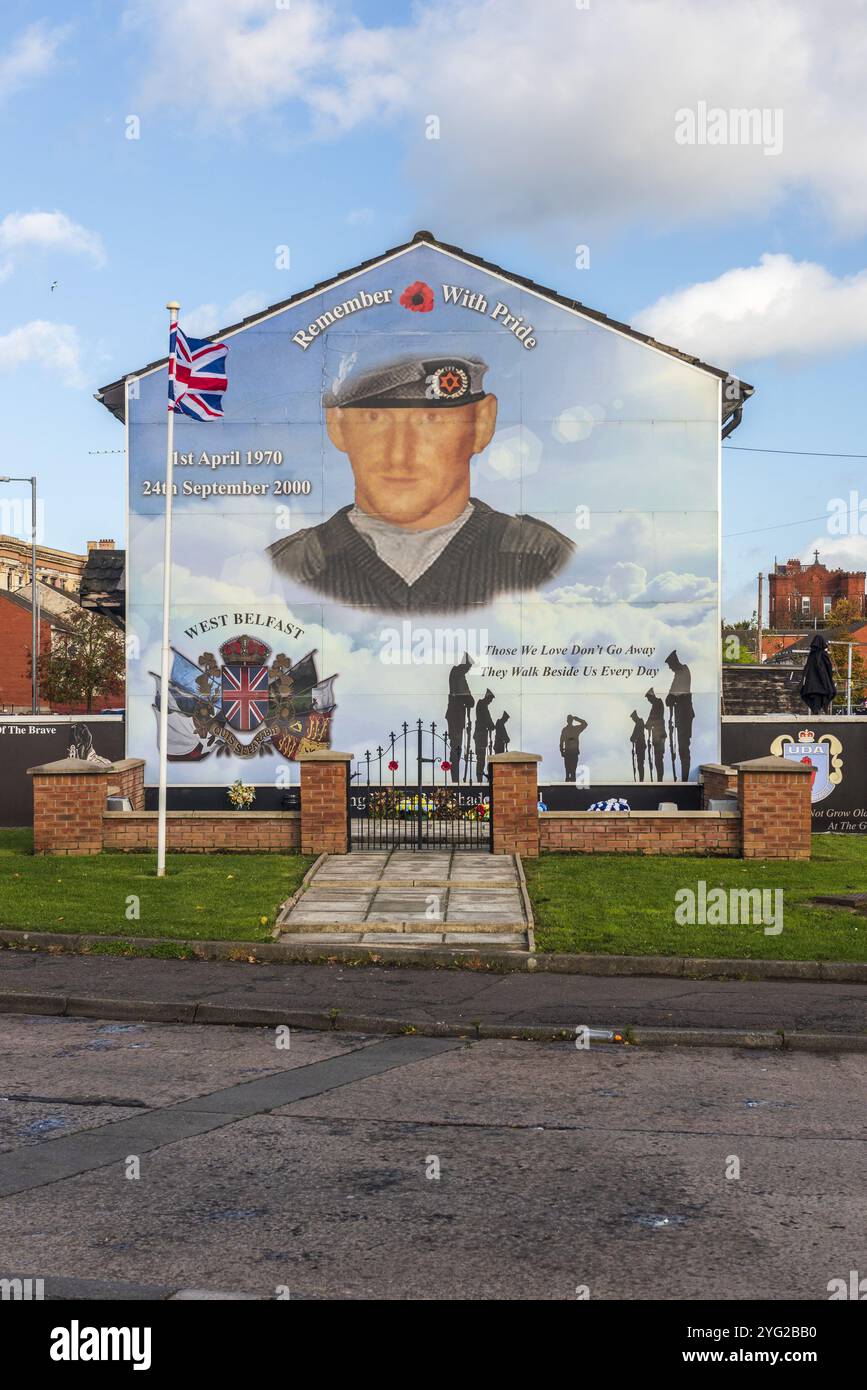 NORTH IRELAND, BELFAST, WEST BELFAST, SHANKILL, WANDGEMÄLDE ZUM GEDENKEN AN STEPHEN MCKEAG AUF HOPEWELL CRESCENT Stockfoto