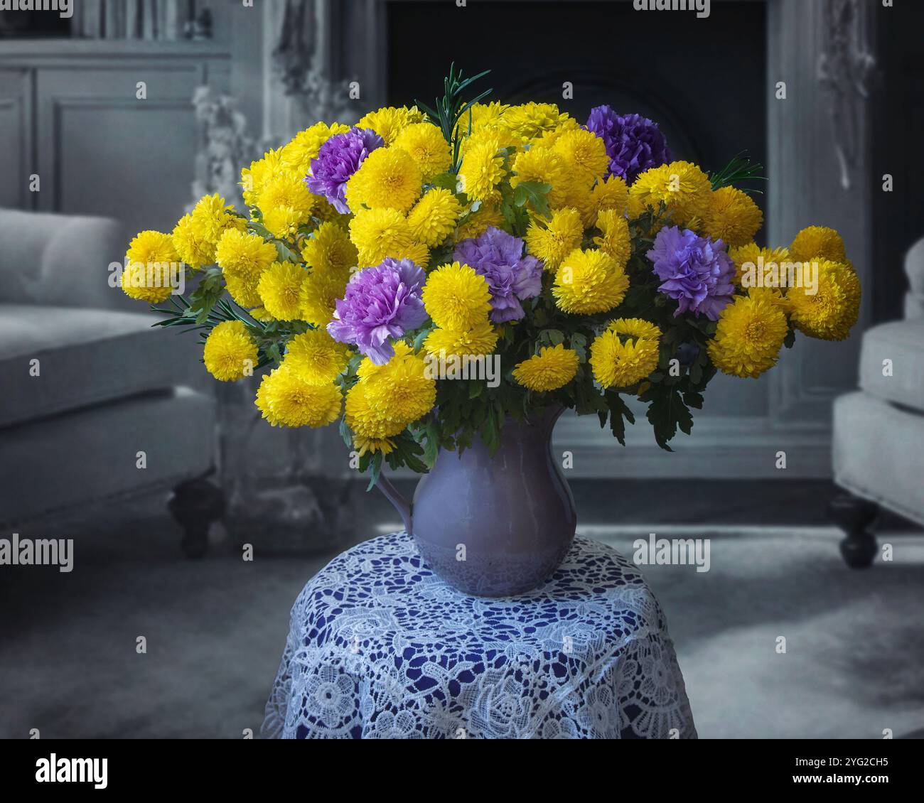 Stillleben mit Strauß gelber Chrysanthemen Stockfoto