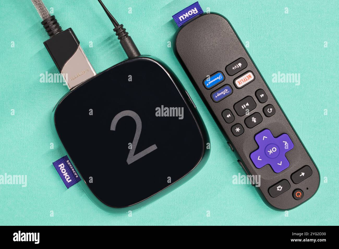 Houston, Texas USA 05-01-2024: Roku 2 Streaming Media Player Fernbedienung blauer Hintergrund. Stockfoto