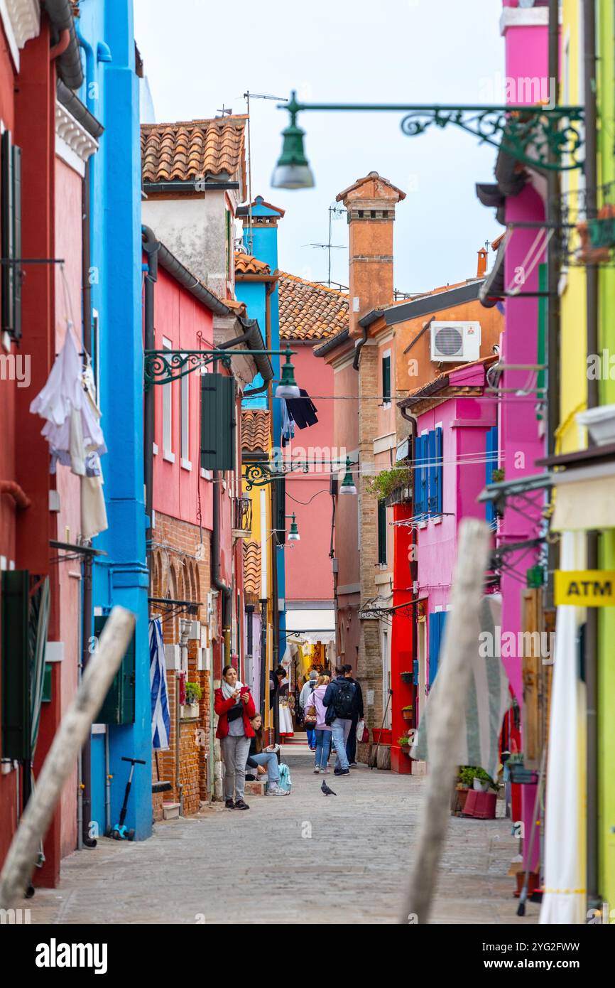 Insel Burano, Italien - 1. Oktober 2024: Bunte Häuser Architektur und Straße auf der berühmten Insel in der Nähe von Venedig. Reise- und Urlaubskonzept Stockfoto