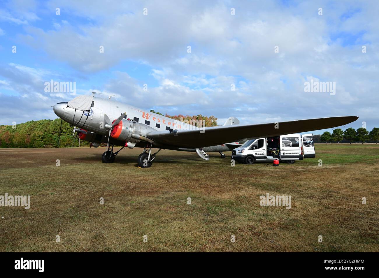 Luftwürdige Western DC-3 auf einer Graslandebahn in Virginia Beach, Virginia, USA> Stockfoto