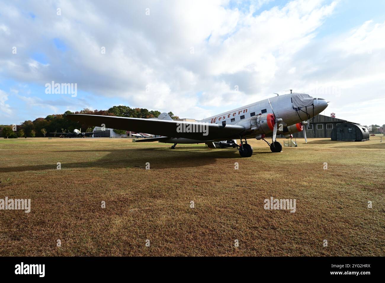 Luftwürdige Western DC-3 auf einer Graslandebahn in Virginia Beach, Virginia, USA> Stockfoto