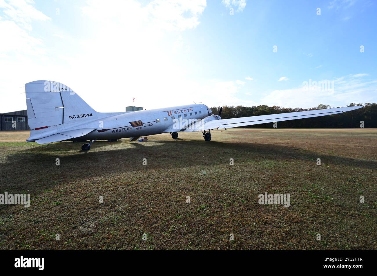 Luftwürdige Western DC-3 auf einer Graslandebahn in Virginia Beach, Virginia, USA> Stockfoto