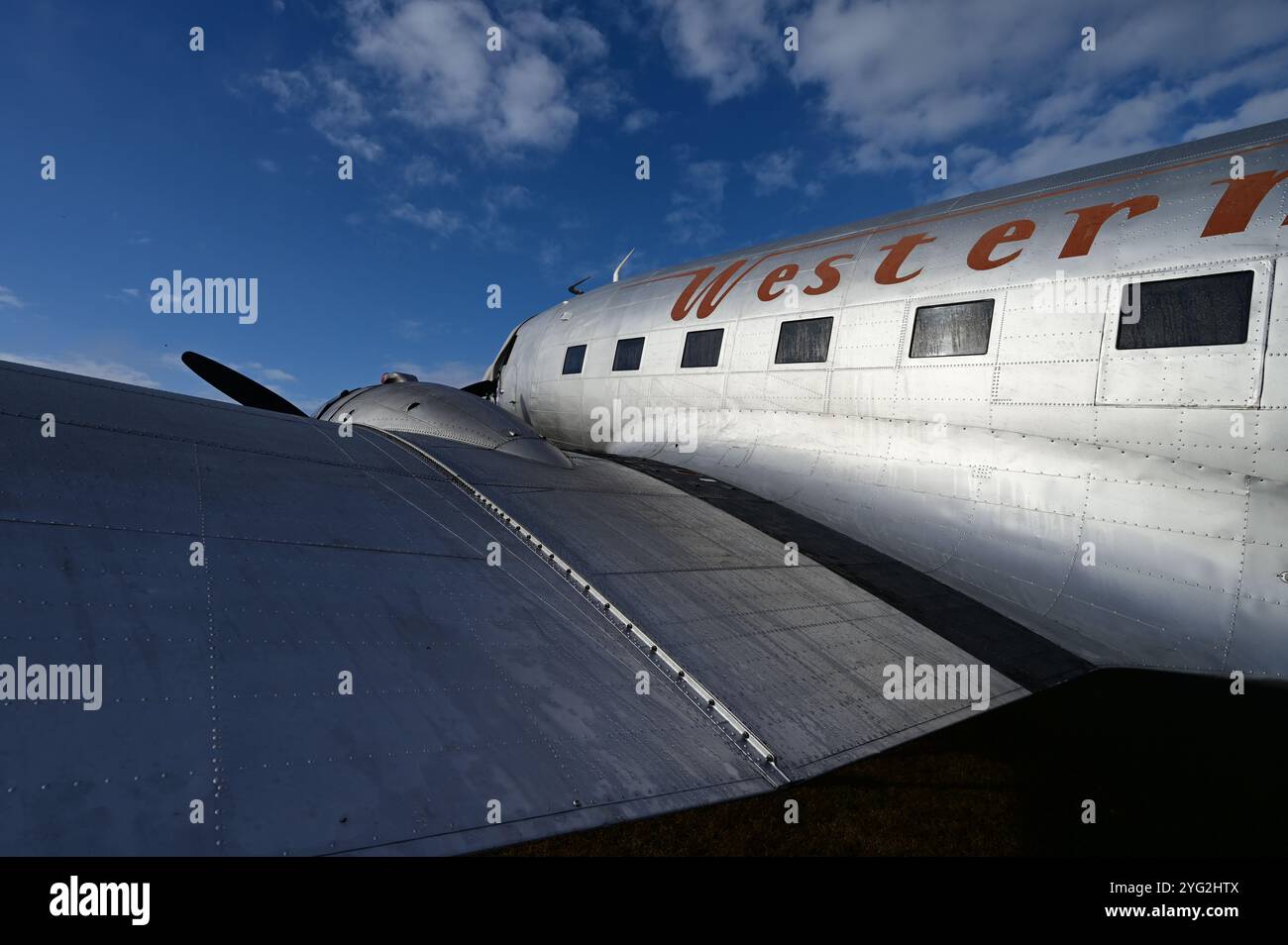 Luftwürdige Western DC-3 auf einer Graslandebahn in Virginia Beach, Virginia, USA> Stockfoto