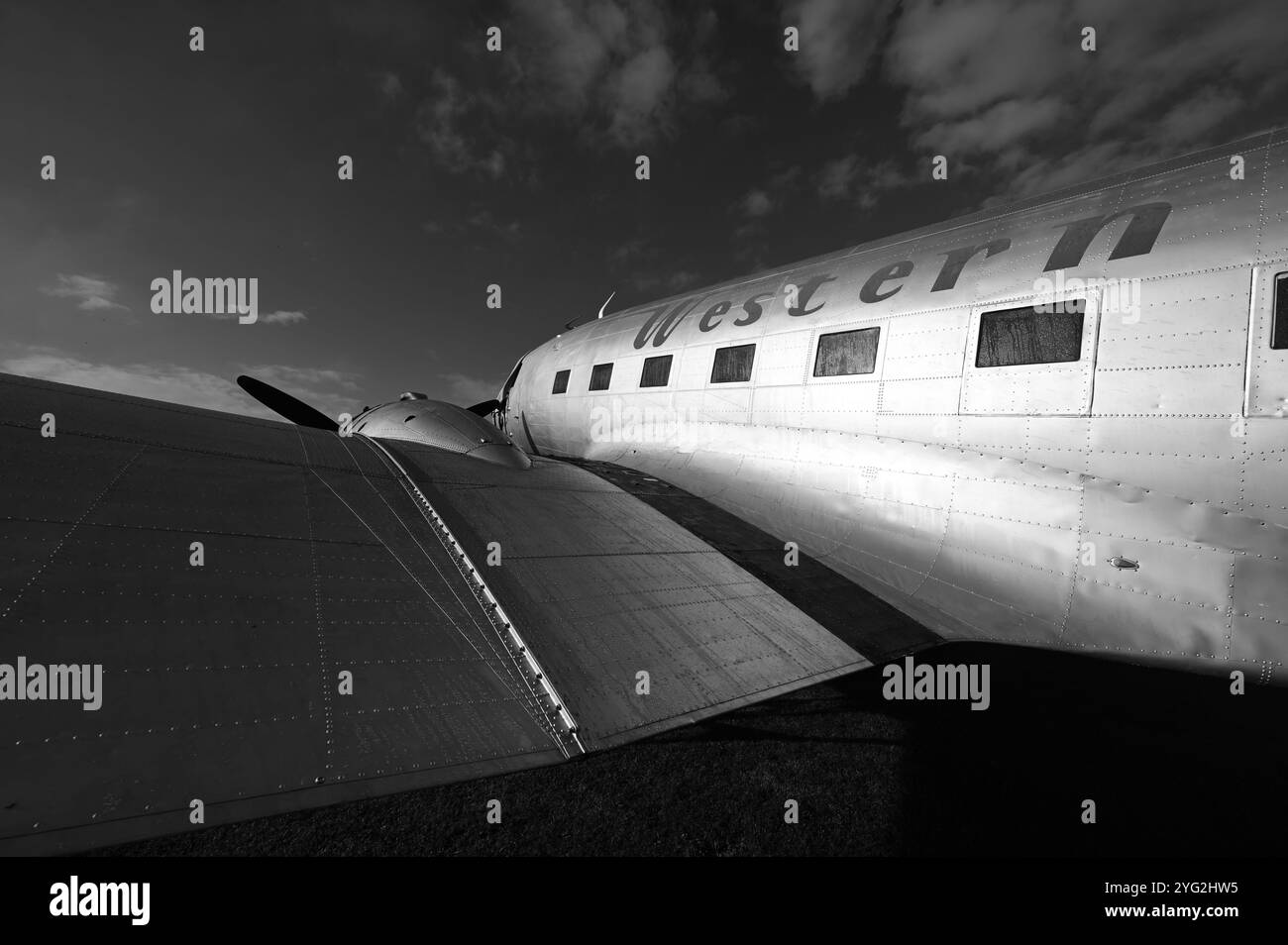 Luftwürdige Western DC-3 auf einer Graslandebahn in Virginia Beach, Virginia, USA> Stockfoto