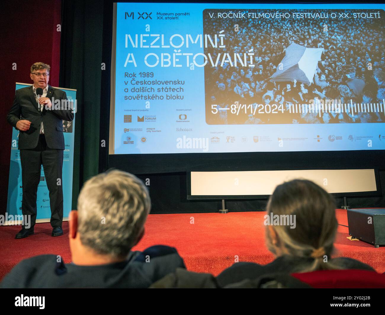Prag, Tschechische Republik. November 2024. Das 5. Jährliche internationale Filmfestival Unbreakable and Opfered, das dem 35. Jahrestag der Samtenen Revolution in der Tschechoslowakei und des Regimewechsels in anderen Sowjetblockländern gewidmet ist, begann am 5. November 2024 in Prag. Links der Historiker, Direktor des Museums der Erinnerung des 20. Jahrhunderts, Petr Blazek. Quelle: Michaela Rihova/CTK Photo/Alamy Live News Stockfoto
