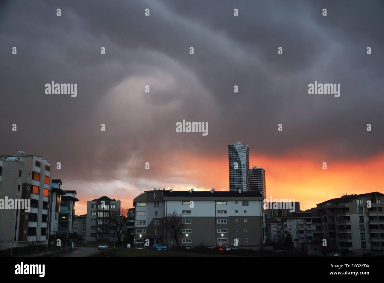 Stürmische Sonnenuntergangswolken in der Stadt Stockfoto