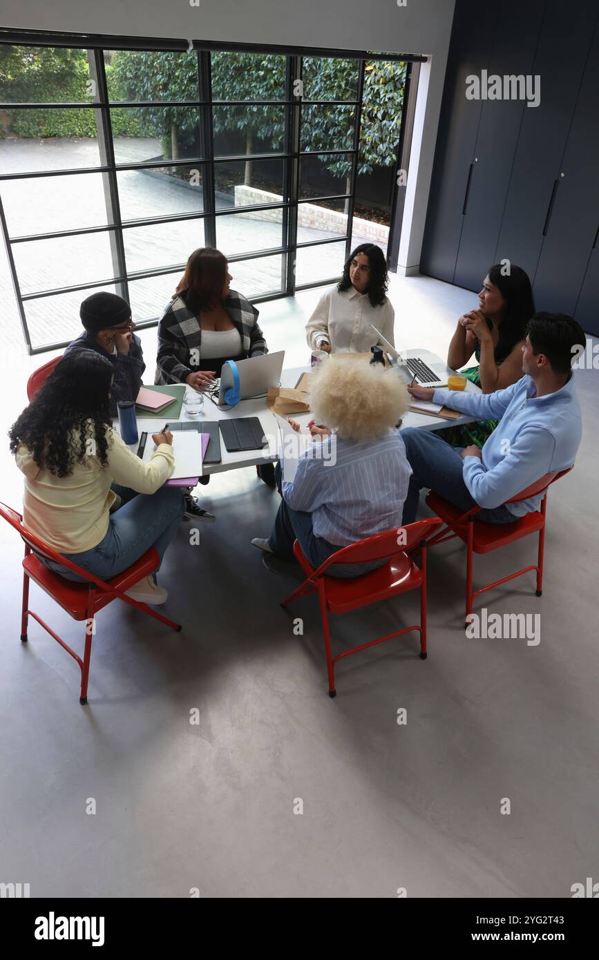 Leute, die während eines Geschäftstreffens am Tisch sitzen Stockfoto