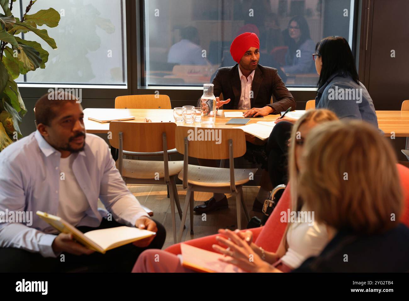 Personen, die während des Meetings sprechen Stockfoto