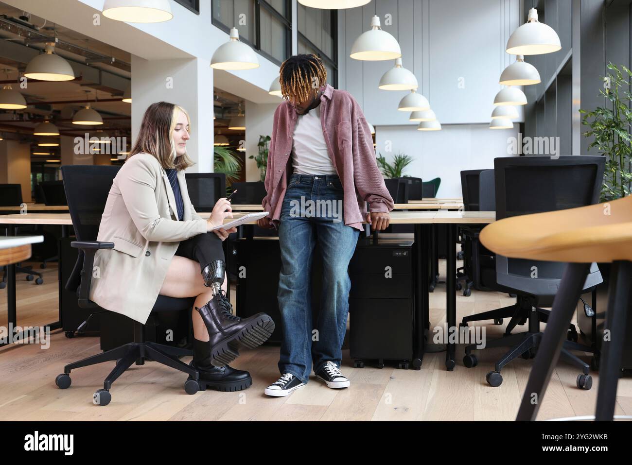 Geschäft Leute diskutieren im Büro Stockfoto