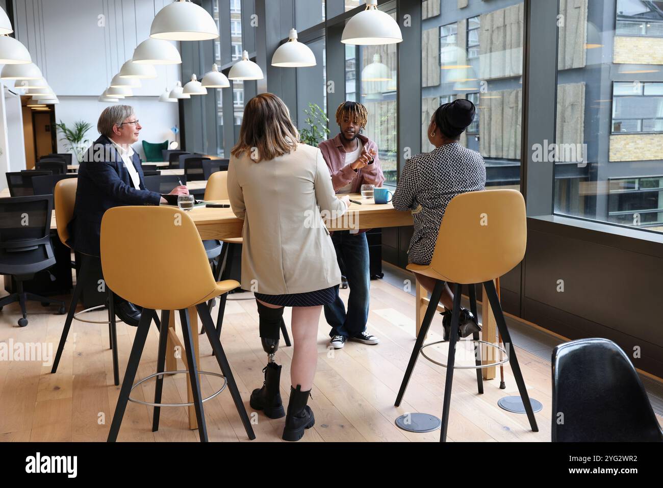 Geschäftsleute mit Treffen in Büro Stockfoto