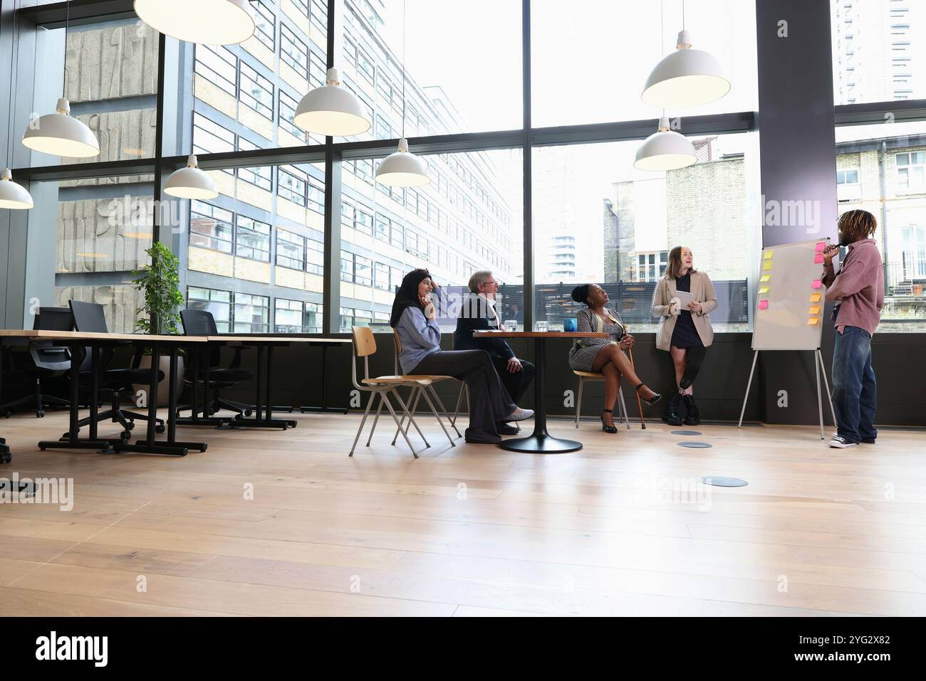 Geschäftsleute mit Treffen in Büro Stockfoto