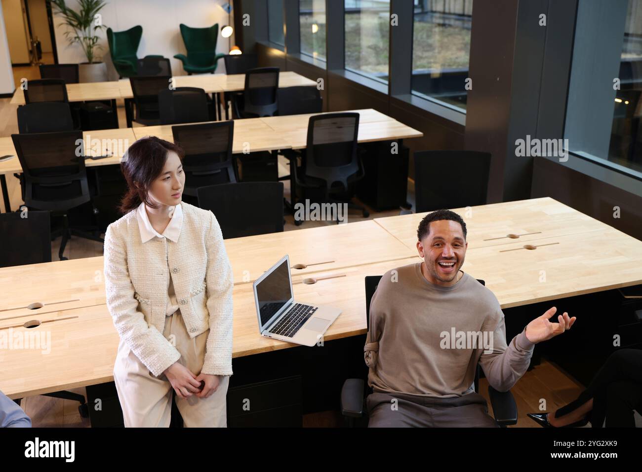 Mann mit amputiertem Arm und Frau während der Besprechung im Büro Stockfoto