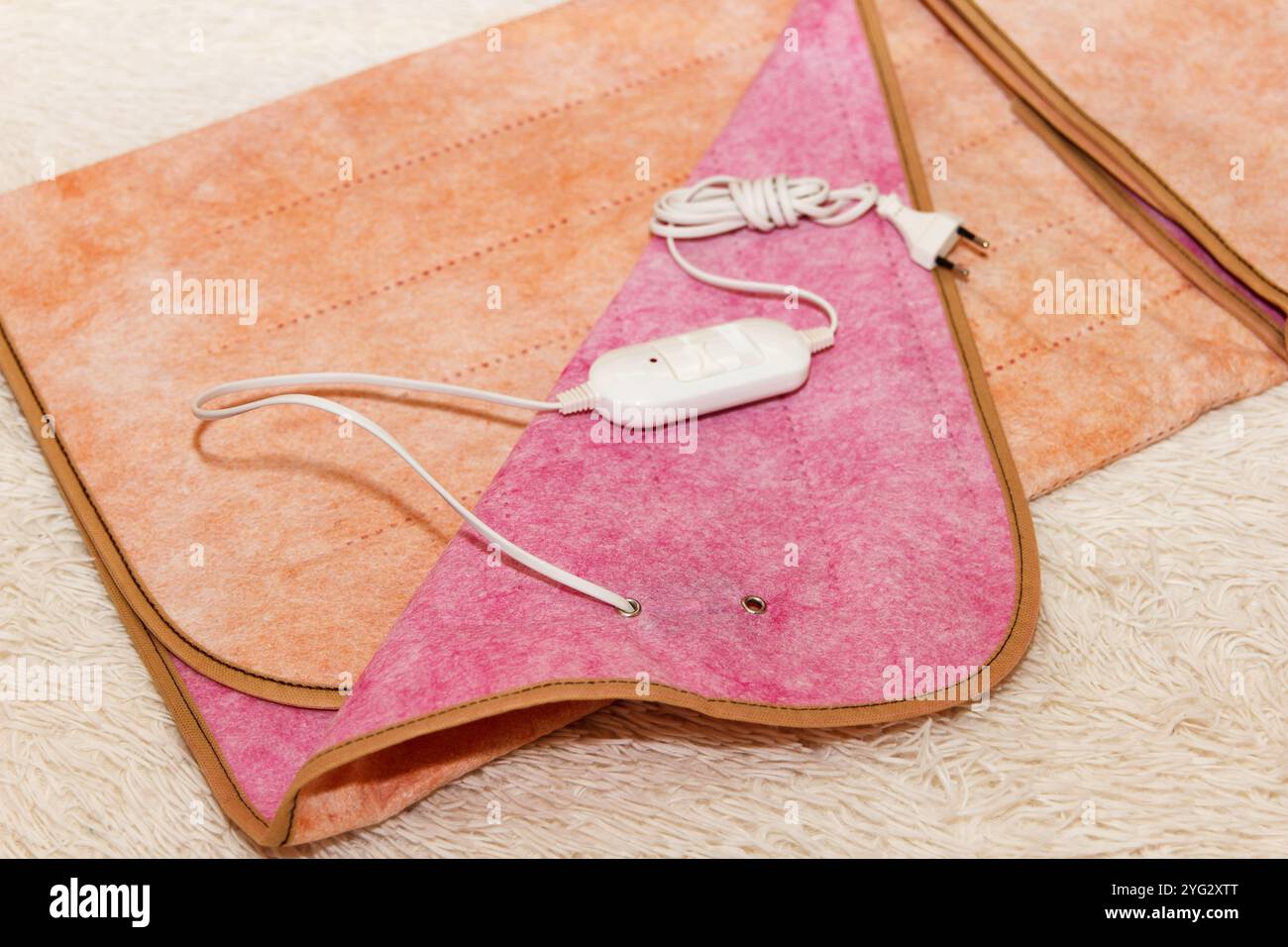 Ein warmes, zweiseitiges neues Elektroblech liegt montiert, und auf dem Blech befinden sich ein Temperaturschalter und eine weiße Gabel Stockfoto