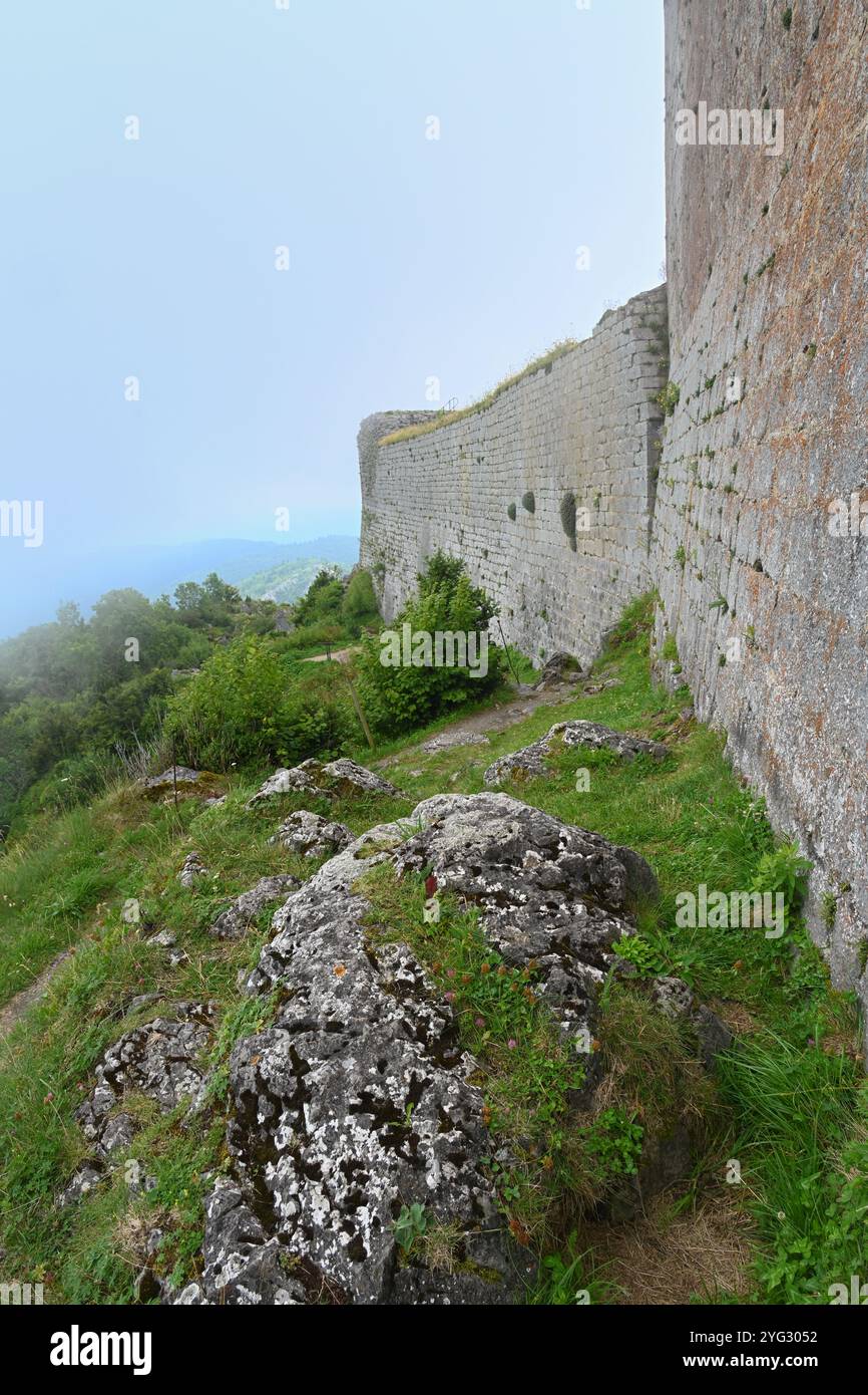 Nördliche Burgmauern oder Verteidigungsmauern der Château de Montségur oder Burg Montsegur, eine Festung oder Festung der Katharer (um 13.), Ariège Frankreich Stockfoto