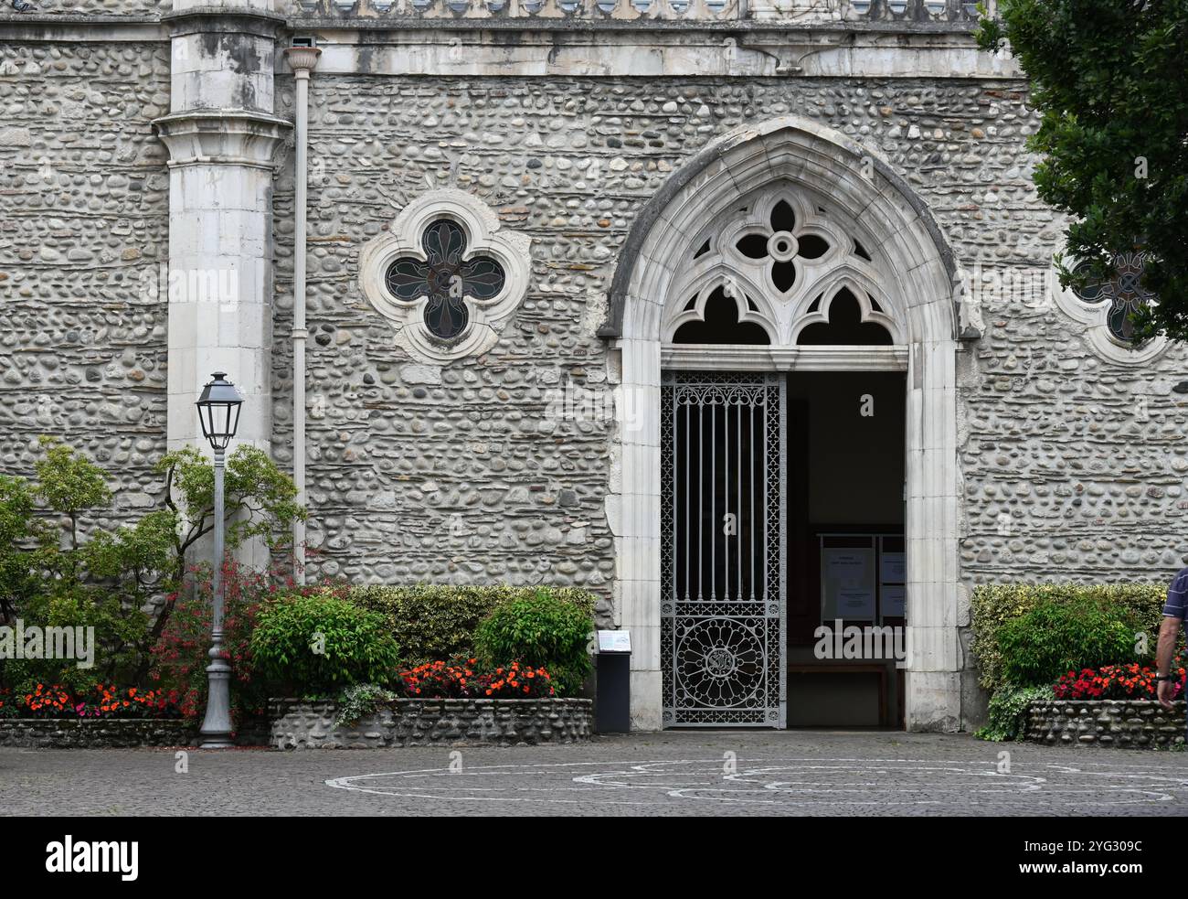 Gotischer Eingang und Fassade zur Eglise Saint-Jean-Baptiste aus dem 15. Jahrhundert, oder St. John's Church, Tarbes Hautes-Pyrénées Frankreich Stockfoto