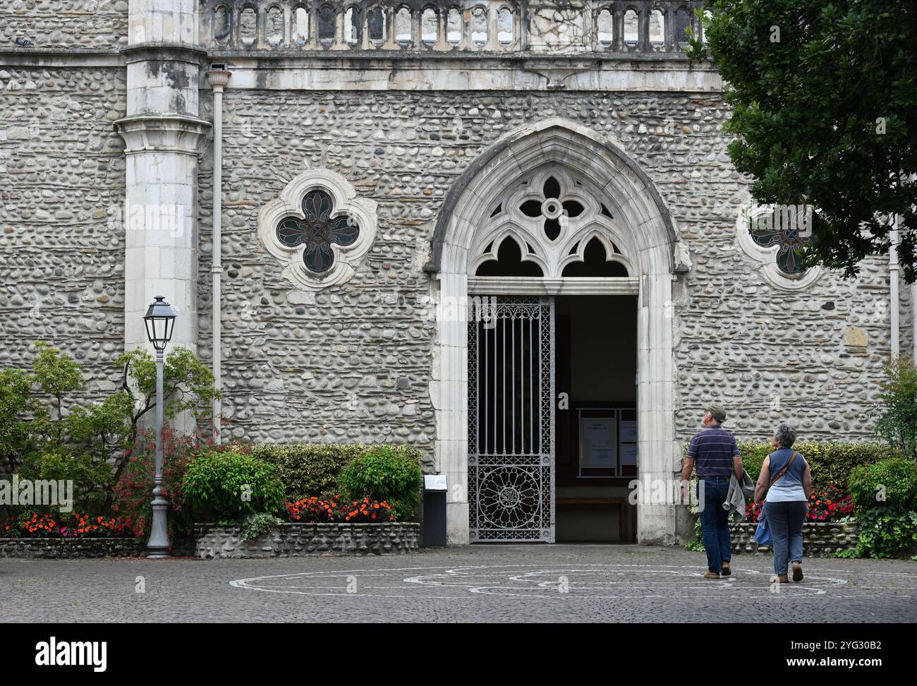 Gotischer Eingang und Fassade zur Eglise Saint-Jean-Baptiste aus dem 15. Jahrhundert, oder St. John's Church, Tarbes Hautes-Pyrénées Frankreich Stockfoto