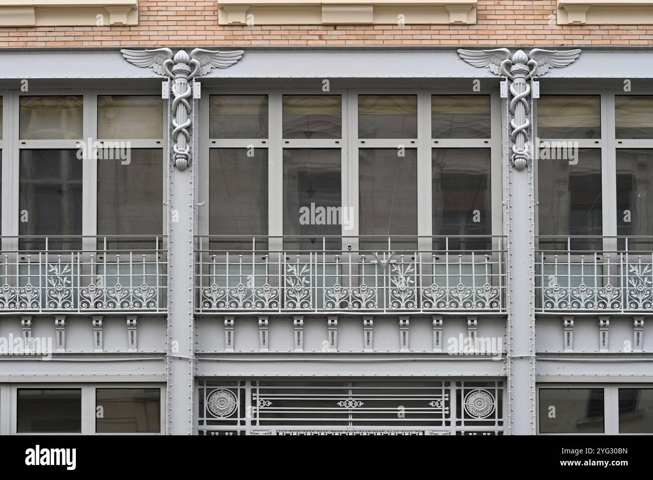 Fenstermuster Belle Epoque Architektur oder frühmodernes Gebäude Hôtel des Postes Télégraphe et Téléphone (1908-1911) Tarbes Hautes-Pyrénées Frankreich Stockfoto