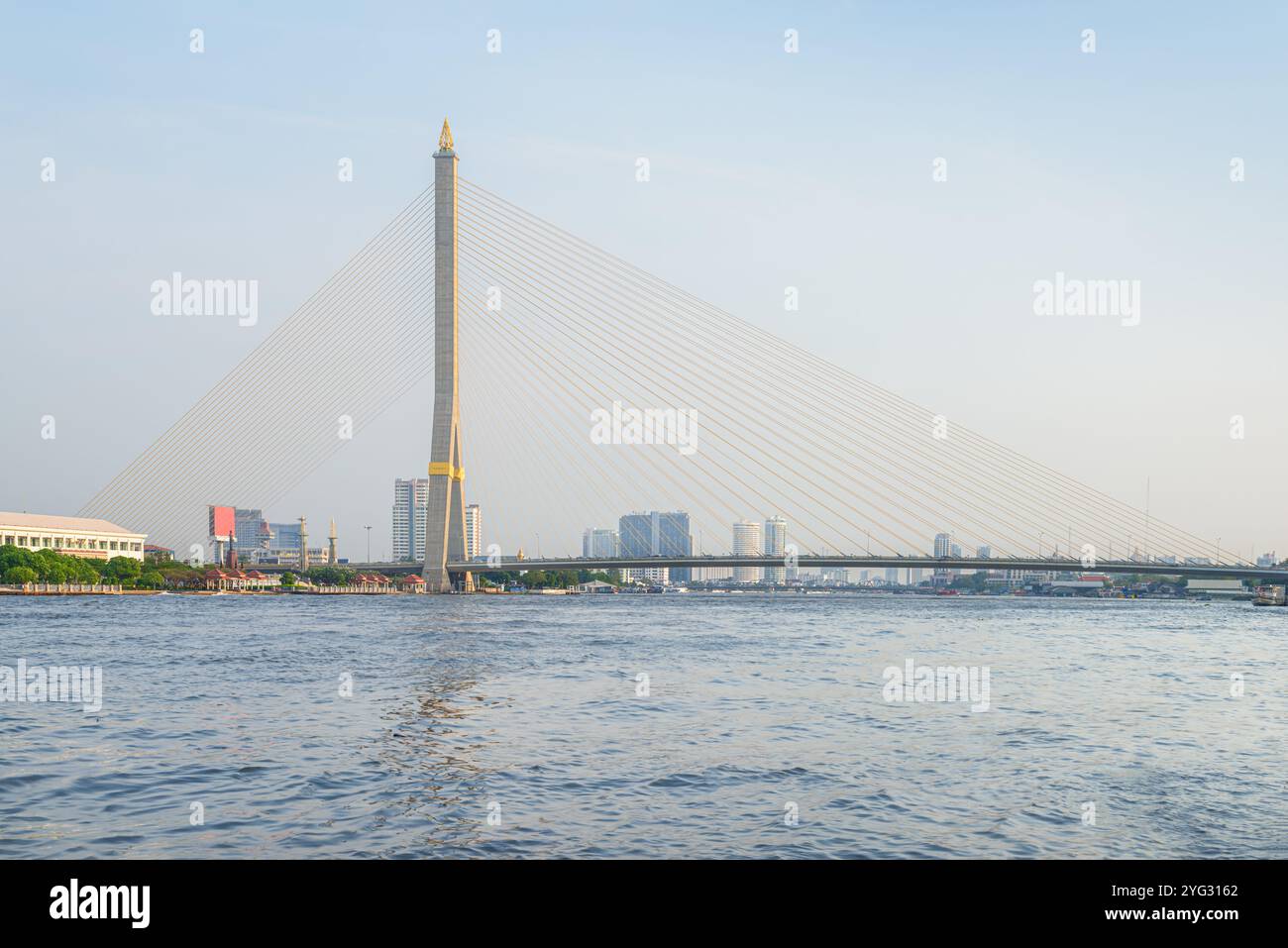 Die Rama VIII Brücke über den Chao Phraya Fluss, Bangkok Stockfoto