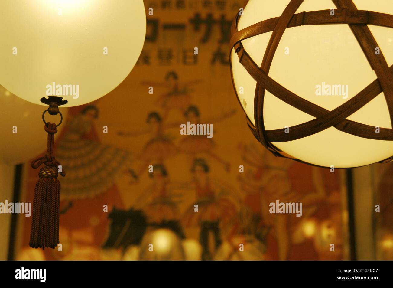 Beleuchtete Lampen und Lüfter Stockfoto