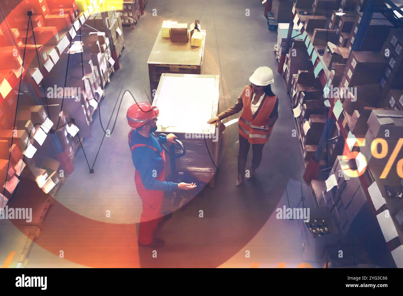 Manager und Mitarbeiter im Lager, Ansicht oben. Logistikzentrum. Diagramme Stockfoto