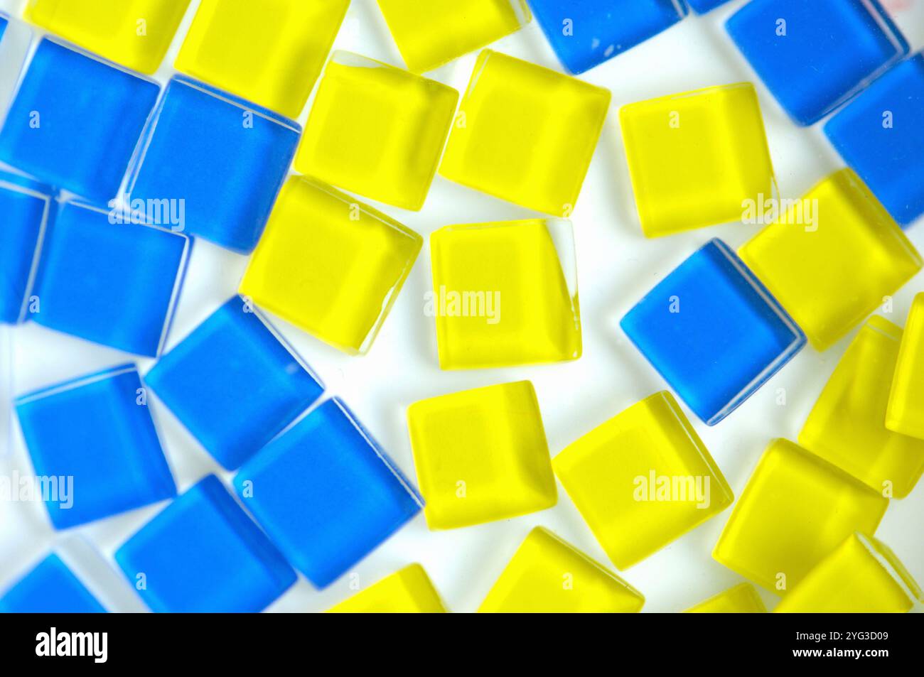 Kleine blaue und gelbe Fliesen Stockfoto