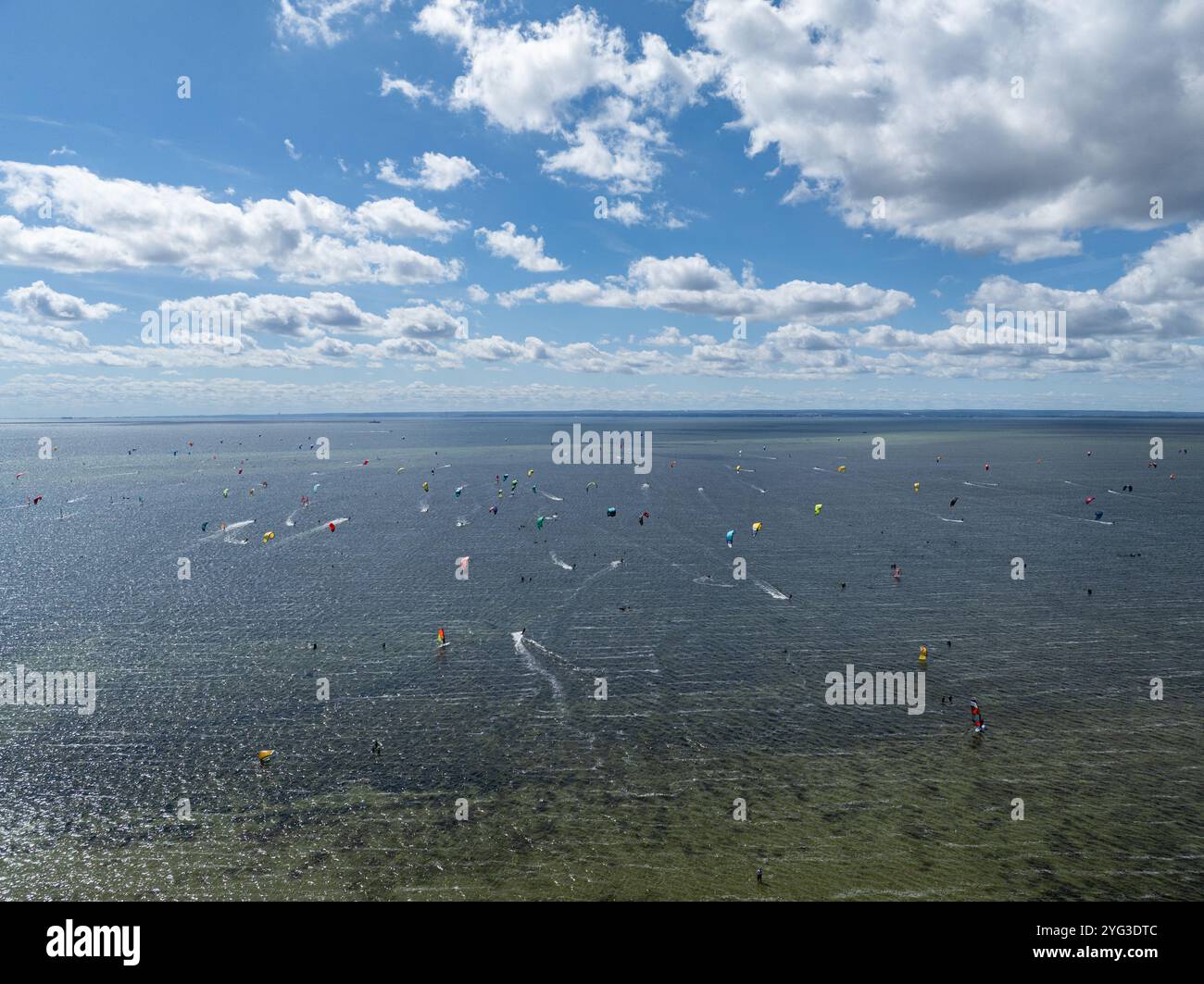 Menschen schwimmen auf dem Meer auf einem Kiteboard oder Kitesurfen. Sommersport beim Kitesurfen. Kitesurfunterricht in der Bucht. Kitesurfen in der Bucht. Hel P Stockfoto