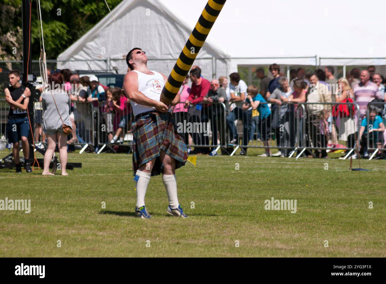 Caber Toss bei Helensburgh und Lomond Highland Games, Schottland Stockfoto