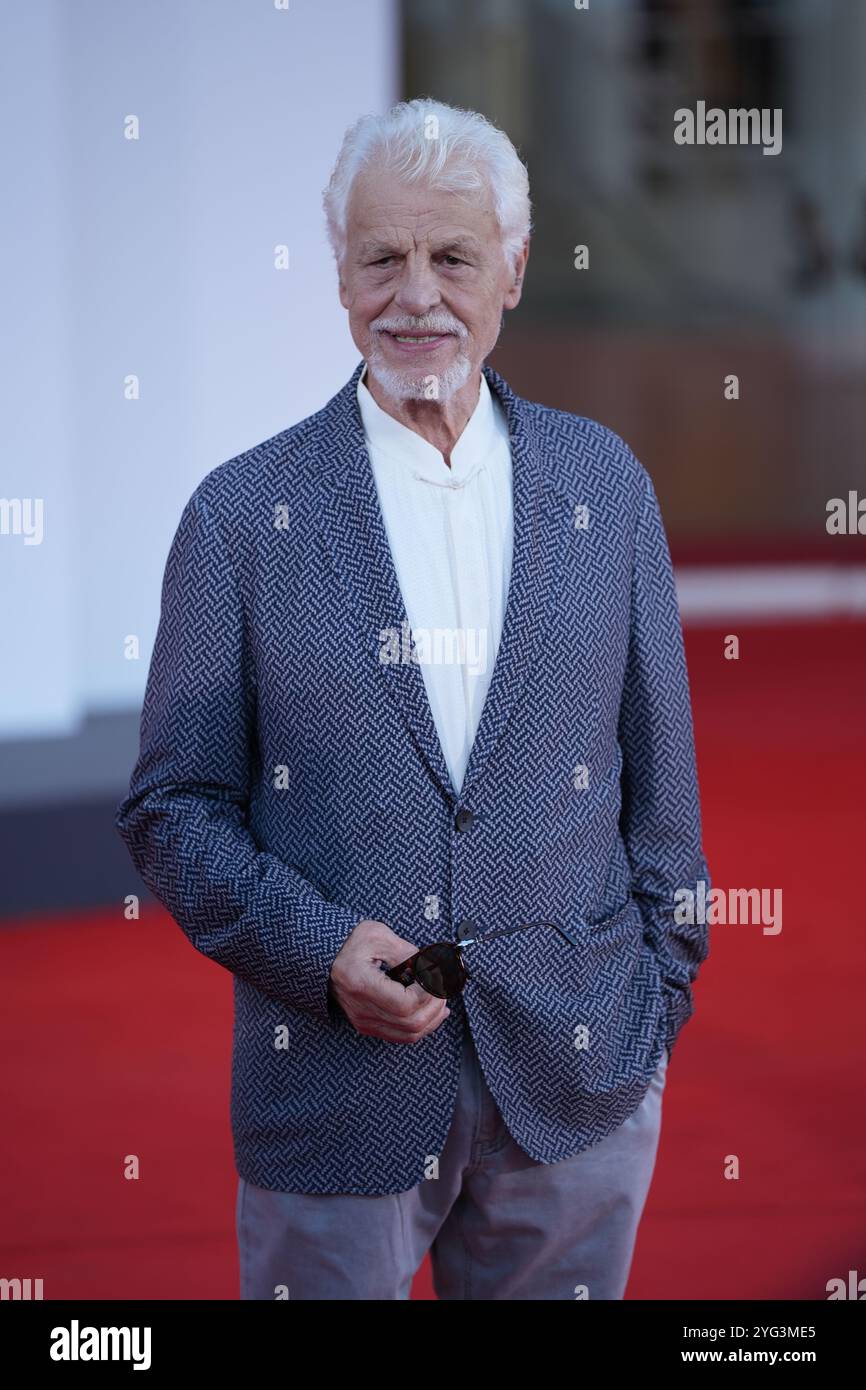 Michele Placido besucht den roten Teppich „Kjaerlighet“ während des 81. Internationalen Filmfestivals von Venedig am 6. September 2024 im Palazzo del Cinema in Venedig. Stockfoto