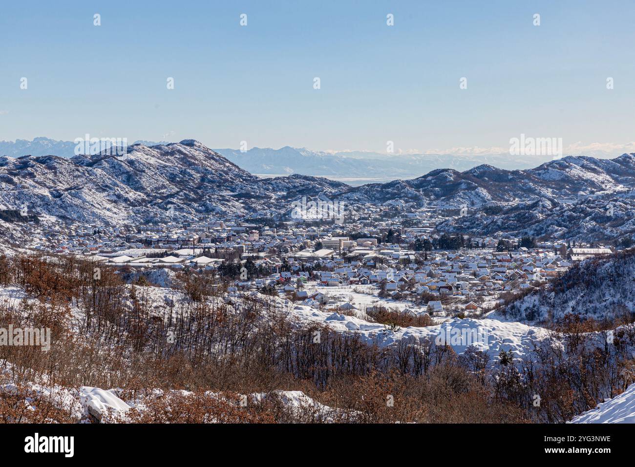 Schneebedeckte Landschaft mit Blick auf ein Bergdorf Stockfoto