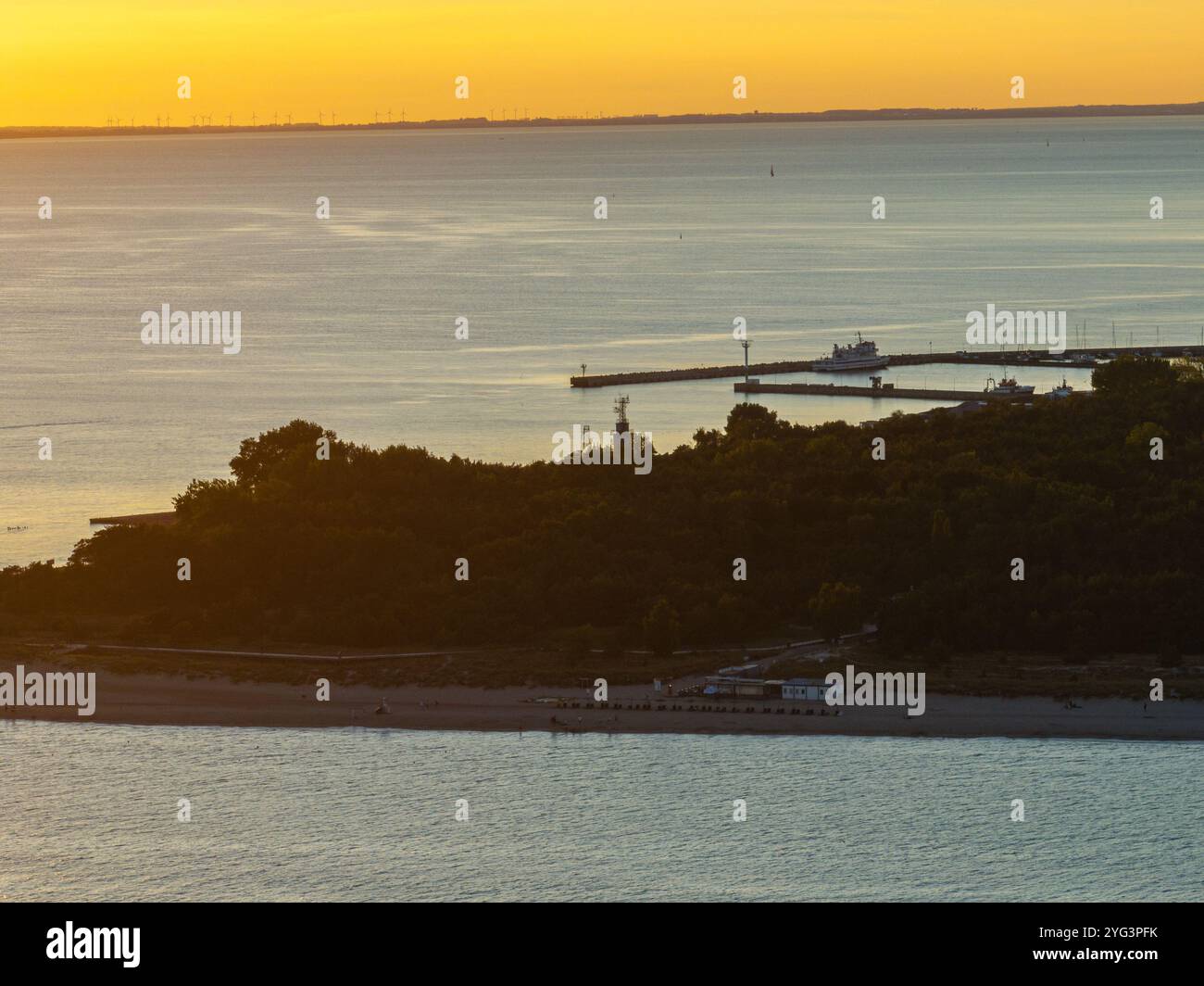 Hel City. Luftaufnahme der Halbinsel Hel in Polen, Ostsee und Puck Bay. Luftaufnahme von Drohne von oben. Ende polens Hel-Halbinsel. Hel bea Stockfoto