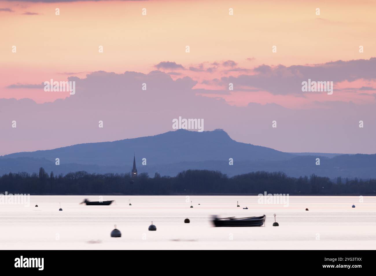 Ruhiger See mit sanfter Abenddämmerung und fernen Bergen im Hintergrund, Seegarten, Allensbach, Bodensee, Baden-Wuerttemberg, Deutschland, Europa Stockfoto