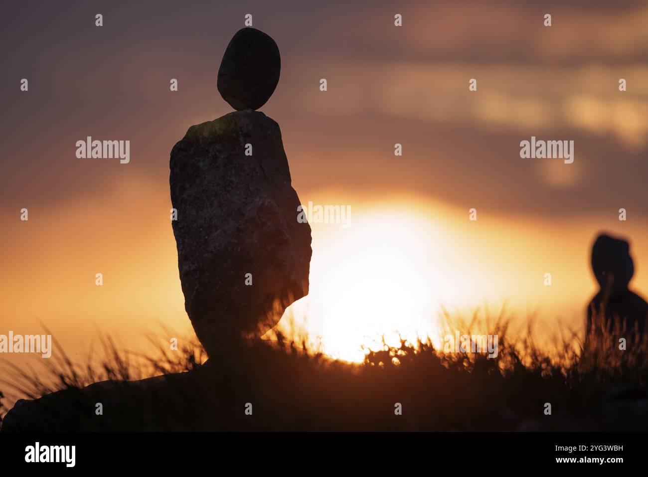 Silhouette eines Balanciersteins vor dem Sonnenuntergang, Seegarten, Allensbach, Bodensee, Baden-Wuerttemberg, Deutschland, Europa Stockfoto