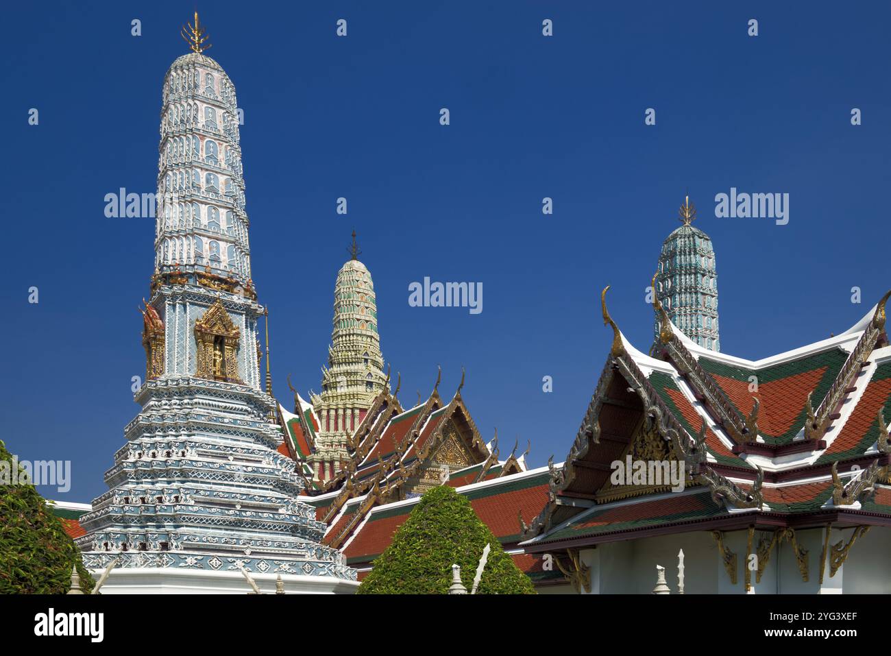 Bangkok, Thailand - Pranger Türme und Türme auf dem Dach des Tempels des Smaragd-Buddha oder Wat Phra Kaeo, Teil der Architektur des Großen Palastes Stockfoto