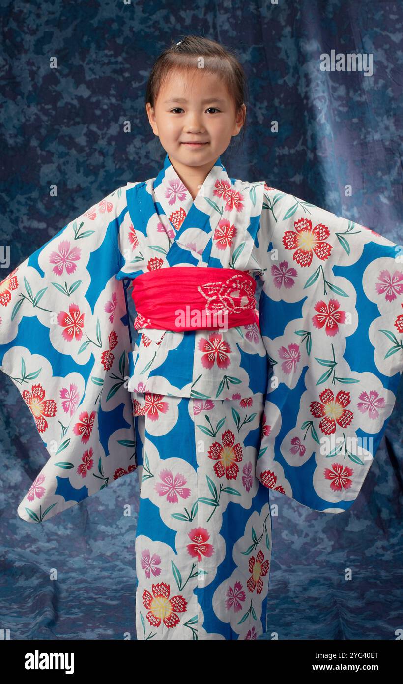 Mädchen, das in Yukata steht, Ärmel nach links und rechts gespreizt Stockfoto