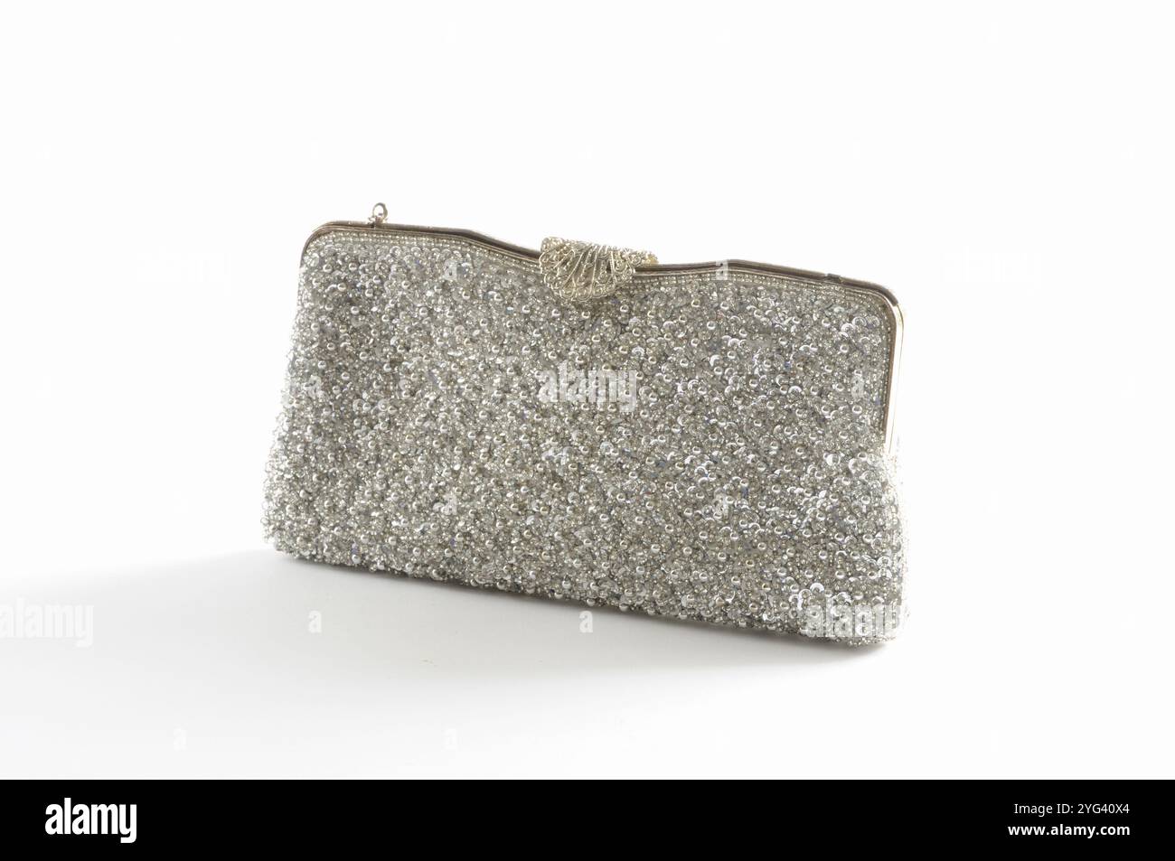 Alte Kimono-Handtasche im weißen Rückraum Stockfoto